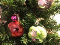 Kadobon, wollige kerstballen, lekkere appelcake, als door een wesp gestoken