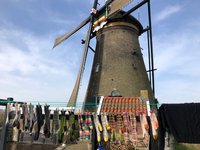 De winkeldeur op een kier, vrolijke sokken, het keukenraam in de molen