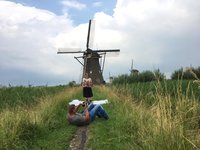 Het gele zakken vest, koffieboontjeskal, op klompen, geen zwaluwen