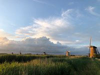 Mooie luchten, winterwol, uitverkoop, tandenpoetsen voor het raam