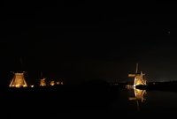 Lang geleden, verlichte molens in een zomers Kinderdijk