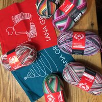 Kerstsokkenwol, haaknieuws, warme voetjes en een slaperige Punky