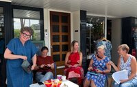 Gezellig bezoek, oud weefgetouw, priegelhaken, luie Punky