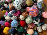 Een nieuwe kleinzoon, breien, verven, de kinderdijkshawl, zomer