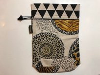 Project tas Mandala bruin met driehoekjes voor een klein brei of haakwerkje Project tas Mandala bruin met driehoekjes voor een klein brei of haakwerkje